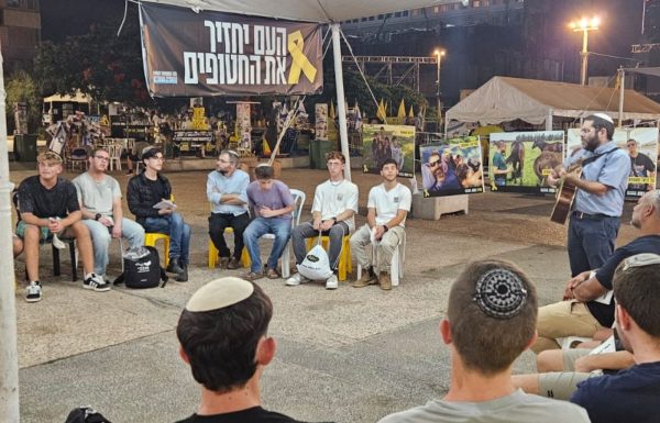בעקבות חודש הסליחות והרחמים: אמית בנים בכיכר החטופים