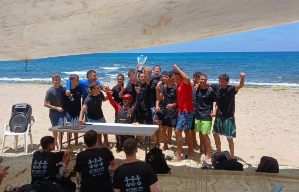 עולים על הגל: נבחרת הגלישה של אמית בנים מודיעין זכתה במקום הראשון בארץ