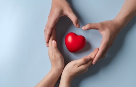 תרומה לנזקקים בישראל: הדרך שעוברת נתינה קטנה עד שהיא הופכת לרשת ביטחון
