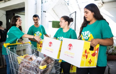 במקום לנצל את חופשת הפסח, בני נוער מובילים מבצע איסוף מזון לנזקקים
