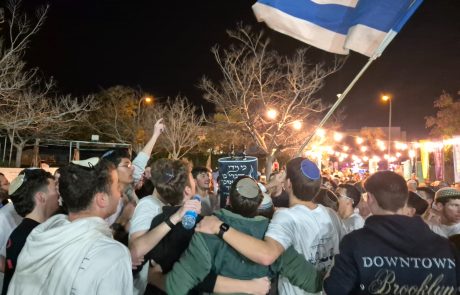 במותם ציוו את החיים: ספר תורה הוכנס לישיבת בני עקיבא לפיד במודיעין לזכר בוגריה שנפלו במלחמת חרבות ברזל ובשאר מערכות ישראל