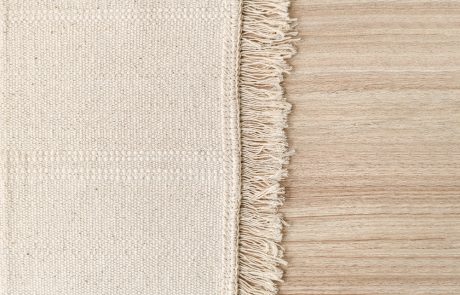 שטיחים טבעיים מול סינתטיים: איך תדעו מה מתאים לכם?