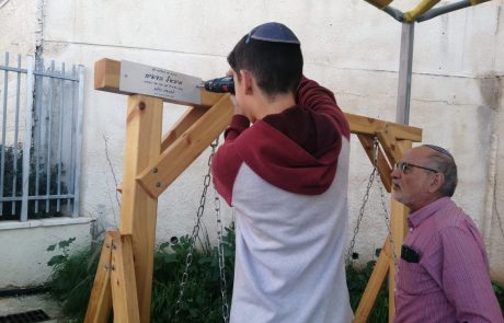 מיכאל בן ה13 בנה ספסל נדנדה ותרם את הספסל למרכז התעסוקה של אקים