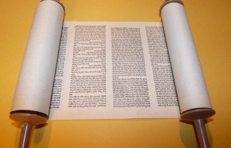 ספר תורה קטן: המשמעות, ההלכה והחשיבות החינוכית