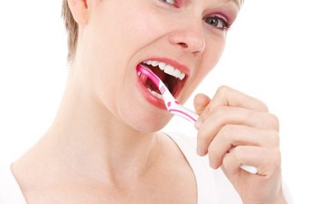 בין חריקת שיניים למרפאת שיניים