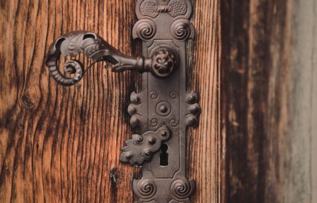 האם מומלץ להחליף את מנעול הדלת בעת מעבר דירה?