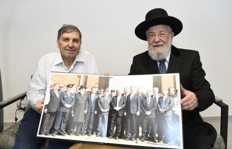 הרב הראשי לשעבר, הרב מאיר לאו  נפגש עם יו”ר קק”ל בטקס קביעת מזוזה במשרדי קק”ל במודיעין