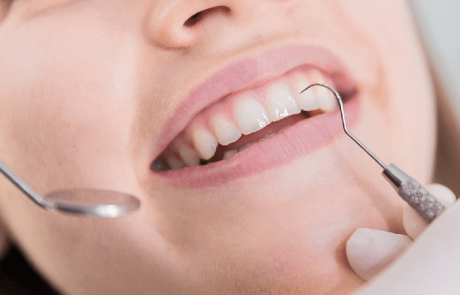 צחצוח שיניים ומחלת חניכיים – מה הקשר? רופא שיניים מראשון לציון מסביר